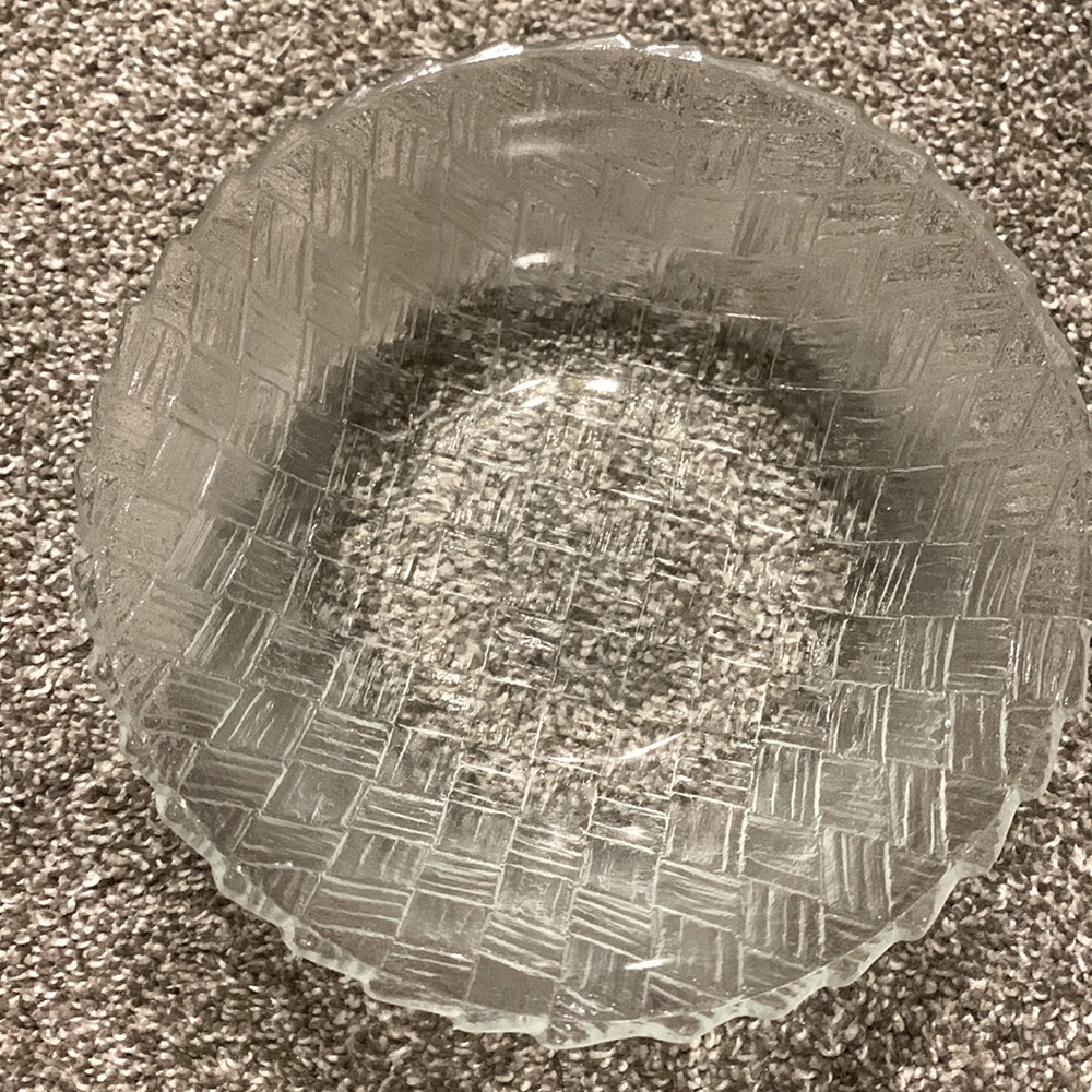 Vintage glass basket weave pattern serving bowl excellent condition